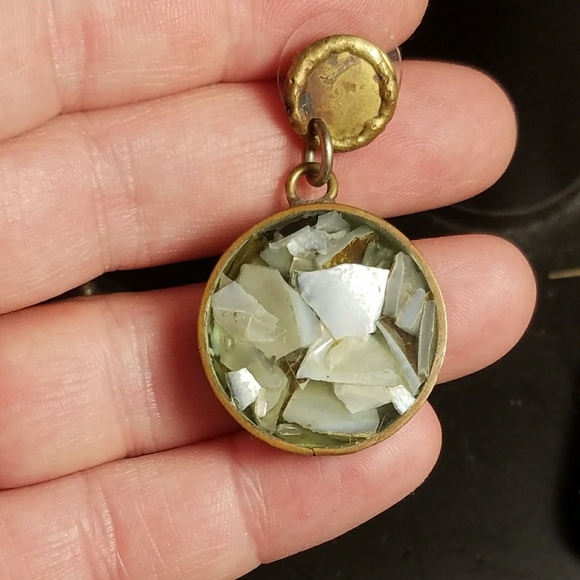 Brass and resin stud earrings - Picture 3 of 5